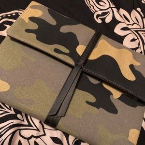 Bellamy clutch (Stella & Dot)